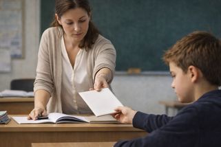 Známky a slovní hodnocení nemohou existovat současně, ne v našem školství - Médium.cz